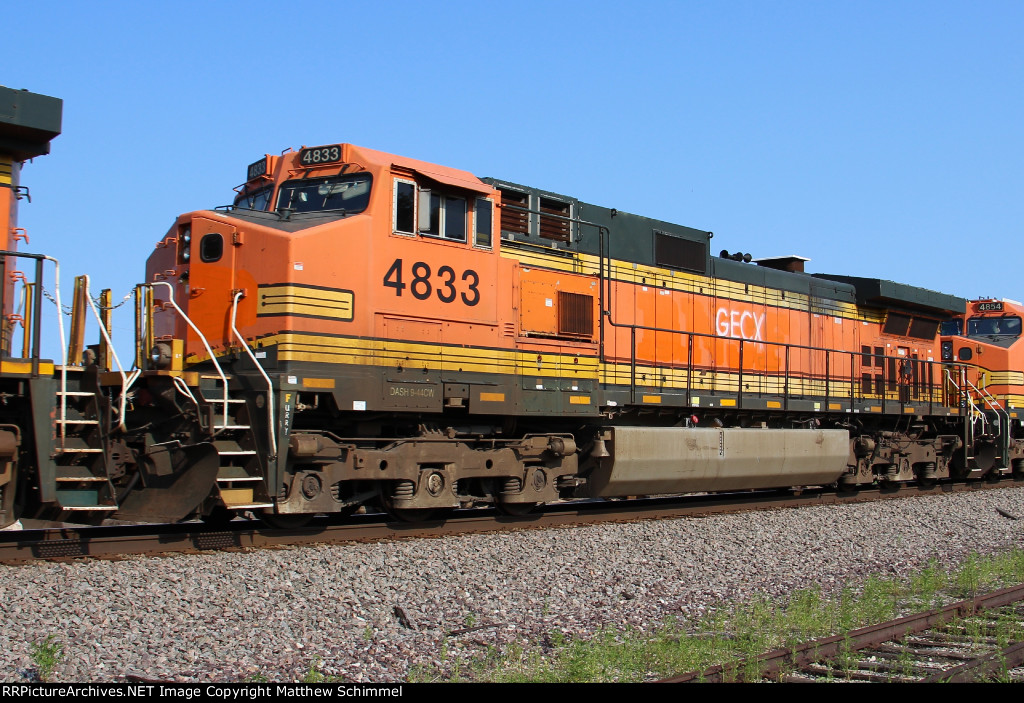 Ex-BNSF Dash 9 - 4833